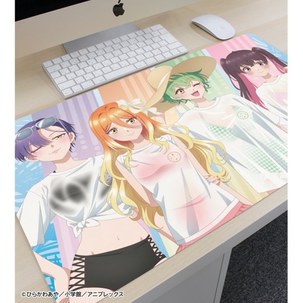 画像2:  【予約商品】  アルマビアンカ　TVアニメ『帝乃三姉妹は案外、チョロい。』 描き下ろし 集合 ビーチデートver. マルチデスクマット ver.A 【26年2月中旬発売】 (2)