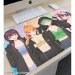 画像2:  【予約商品】  アルマビアンカ　TVアニメ『帝乃三姉妹は案外、チョロい。』 描き下ろし 集合 ビーチデートver. マルチデスクマット ver.B 【26年2月中旬発売】 (2)