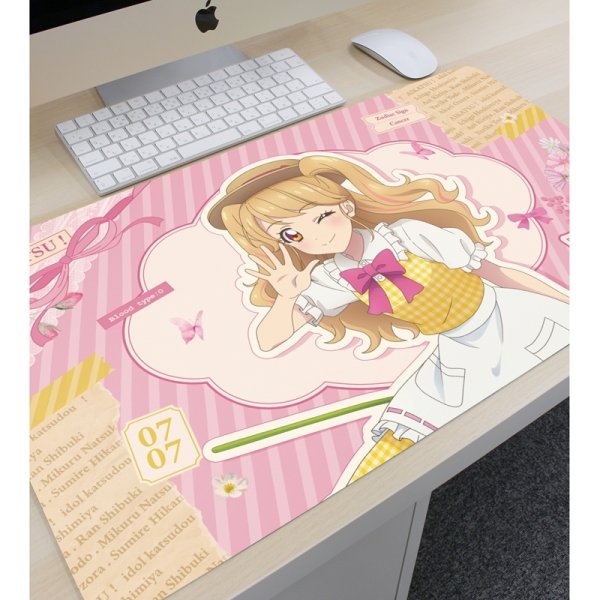 画像2:  【予約商品】  アルマビアンカ　アイカツ！ 10th STORY 〜未来へのSTARWAY〜 描き下ろし 夏樹みくる カントリーワンピースver. マルチデスクマット 【26年2月下旬発売】 (2)