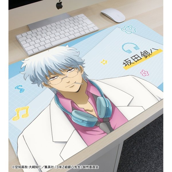 画像2:  【予約商品】  アルマビアンカ　3年Z組銀八先生 描き下ろし 坂田銀八 ヘッドフォンver. マルチデスクマット 【26年3月下旬発売】    (2)