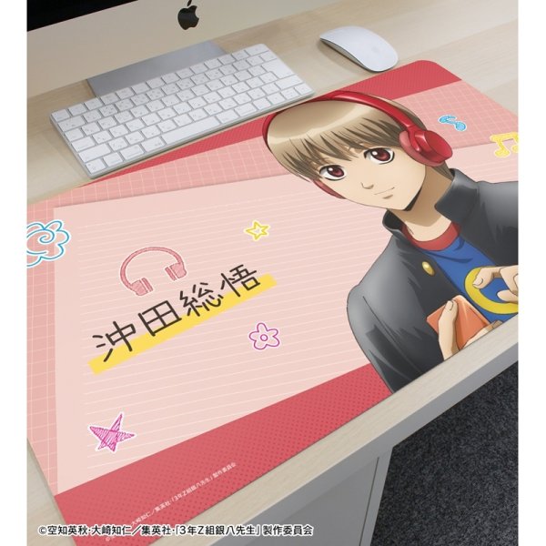 画像2:  【予約商品】  アルマビアンカ　3年Z組銀八先生 描き下ろし 沖田総悟 ヘッドフォンver. マルチデスクマット 【26年3月下旬発売】    (2)