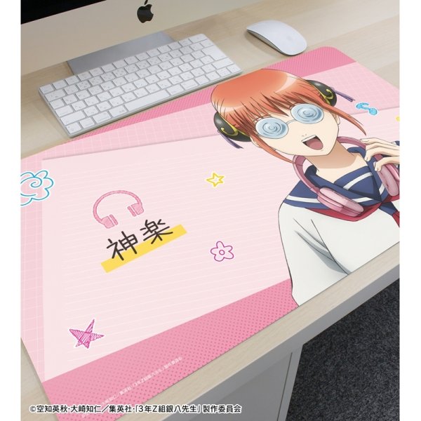 画像2:  【予約商品】  アルマビアンカ　3年Z組銀八先生 描き下ろし 神楽 ヘッドフォンver. マルチデスクマット 【26年3月下旬発売】    (2)