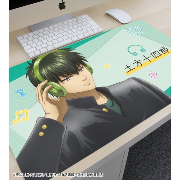 画像2:  【予約商品】  アルマビアンカ　3年Z組銀八先生 描き下ろし 土方十四郎 ヘッドフォンver. マルチデスクマット 【26年3月下旬発売】    (2)