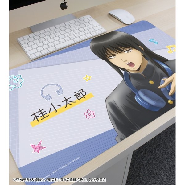 画像2:  【予約商品】  アルマビアンカ　3年Z組銀八先生 描き下ろし 桂小太郎 ヘッドフォンver. マルチデスクマット 【26年3月下旬発売】    (2)