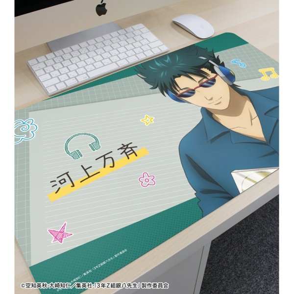 画像2:  【予約商品】  アルマビアンカ　3年Z組銀八先生 描き下ろし 河上万斉 ヘッドフォンver. マルチデスクマット 【26年3月下旬発売】    (2)