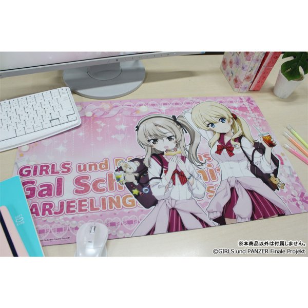 画像3:  【予約商品】  シーズナルプランツ　ガールズ＆パンツァー 最終章 描き下ろし デスクマット【ダージリン＆島田愛里寿】ギャル制服ver. 【26年3月発売】 (3)