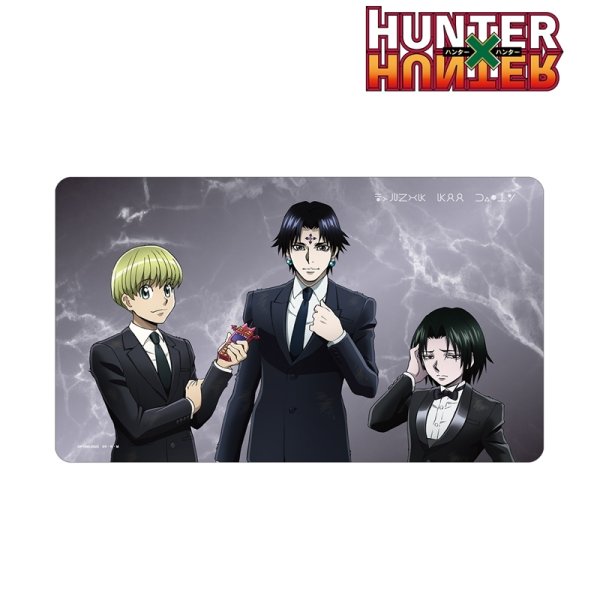 画像1:  【予約商品】  アルマビアンカ　HUNTER×HUNTER 描き下ろし クロロ&シャルナーク&フェイタン スーツ(戦闘後)ver. マルチデスクマット 【26年3月中旬発売】 (1)