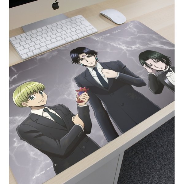 画像2:  【予約商品】  アルマビアンカ　HUNTER×HUNTER 描き下ろし クロロ&シャルナーク&フェイタン スーツ(戦闘後)ver. マルチデスクマット 【26年3月中旬発売】 (2)