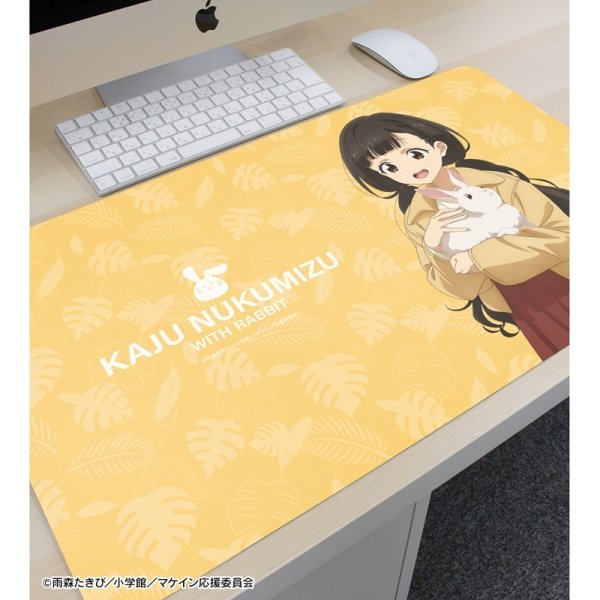 画像3:  【予約商品】  アルマビアンカ　TVアニメ『負けヒロインが多すぎる！』 描き下ろし 温水 佳樹 動物とのふれあいver. マルチデスクマット 【26年3月下旬発売】    (3)