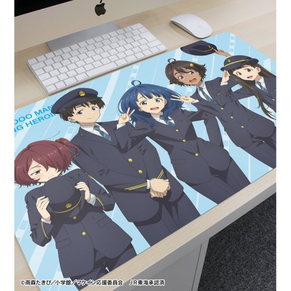 画像3:  【予約商品】  アルマビアンカ　TVアニメ『負けヒロインが多すぎる！』 描き下ろし 集合A 駅員ver. 第2弾 マルチデスクマット 【26年3月下旬発売】    (3)