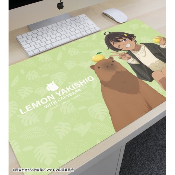 画像3:  【予約商品】  アルマビアンカ　TVアニメ『負けヒロインが多すぎる！』 描き下ろし 焼塩 檸檬 動物とのふれあいver. マルチデスクマット 【26年3月下旬発売】    (3)