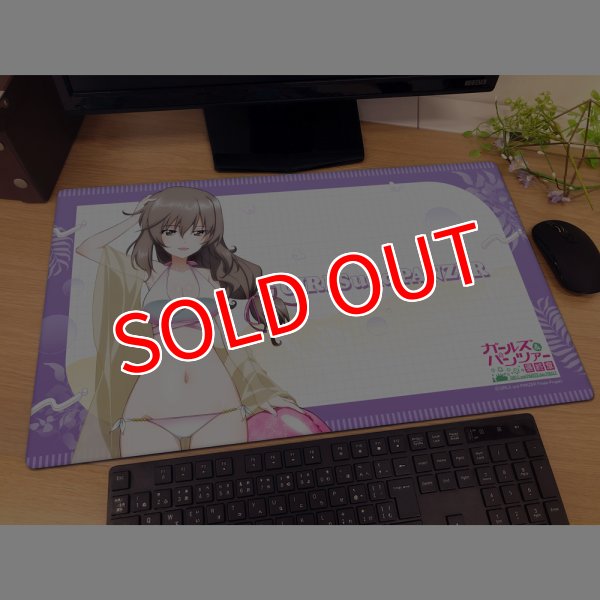 画像2:  【予約商品】  カーテン魂　ガールズ＆パンツァー 最終章　描き下ろしラバーマット（島田千代／リゾート水着） 【26年4月下旬発売】 (2)