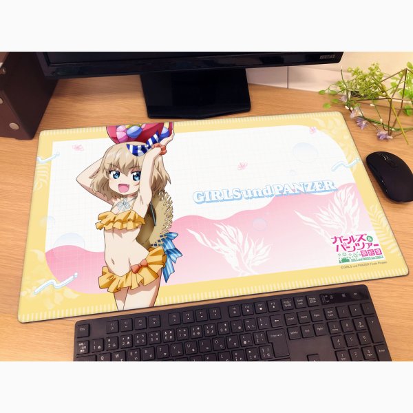 画像2:  【予約商品】  カーテン魂　ガールズ＆パンツァー 最終章　描き下ろしラバーマット（カチューシャ／リゾート水着） 【26年4月下旬発売】 (2)