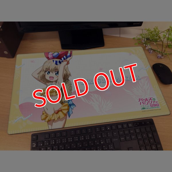 画像2:  【予約商品】  カーテン魂　ガールズ＆パンツァー 最終章　描き下ろしラバーマット（カチューシャ／リゾート水着） 【26年4月下旬発売】 (2)
