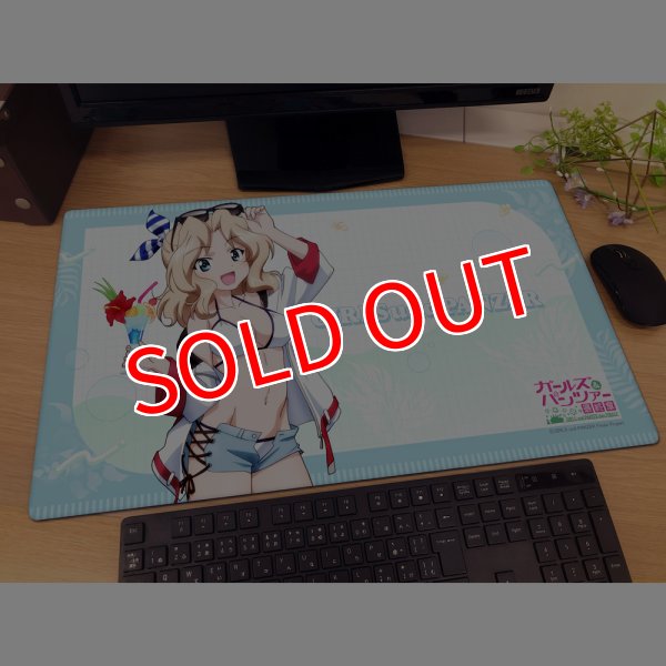 画像2:  【予約商品】  カーテン魂　ガールズ＆パンツァー 最終章　描き下ろしラバーマット（ケイ／リゾート水着） 【26年4月下旬発売】 (2)