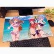 画像2:  【予約商品】  カーテン魂　グリッドマン ユニバース　描き下ろしラバーマット（南夢芽＆飛鳥川ちせ＆ムジナ／水着） 【26年5月中旬発売】    (2)