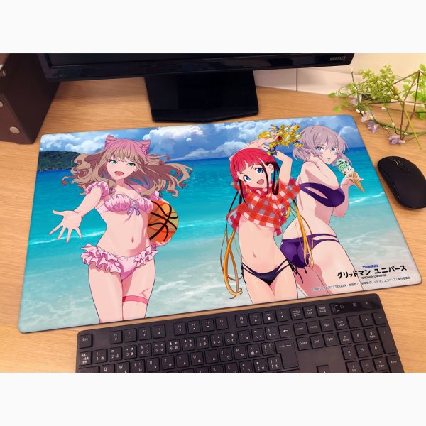 画像2:  【予約商品】  カーテン魂　グリッドマン ユニバース　描き下ろしラバーマット（南夢芽＆飛鳥川ちせ＆ムジナ／水着） 【26年5月中旬発売】    (2)