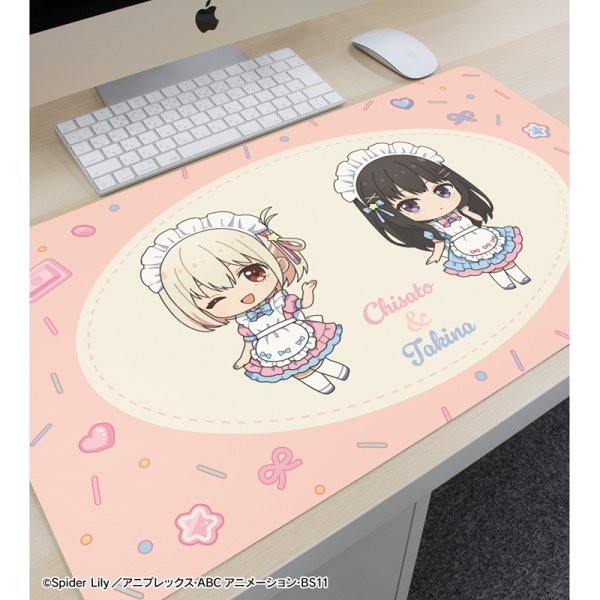 画像3:  【予約商品】  アルマビアンカ　TVアニメ「リコリス・リコイル」 錦木千束&井ノ上たきな ちびキャラ メルヘンメイドver. マルチデスクマット 【26年6月上旬発売】 (3)