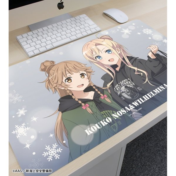 画像3:  【予約商品】  アルマビアンカ　劇場版 ハイスクール・フリート 描き下ろし 納沙 幸子＆ヴィルヘルミーナ デート私服ver. マルチデスクマット ver.A 【26年6月中旬発売】 (3)