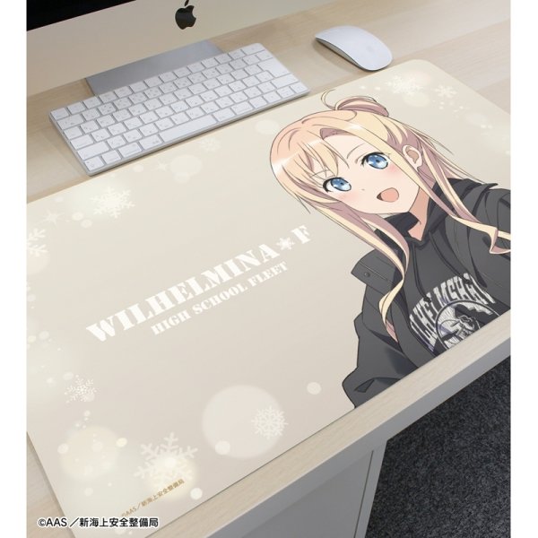 画像3:  【予約商品】  アルマビアンカ　劇場版 ハイスクール・フリート 描き下ろし ヴィルヘルミーナ デート私服ver. マルチデスクマット ver.A 【26年6月中旬発売】 (3)