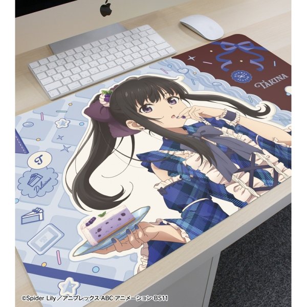画像3:  【予約商品】  アルマビアンカ　TVアニメ「リコリス・リコイル」 描き下ろし 井ノ上たきな スイーツ衣装ver. マルチデスクマット 【26年6月上旬発売】 (3)