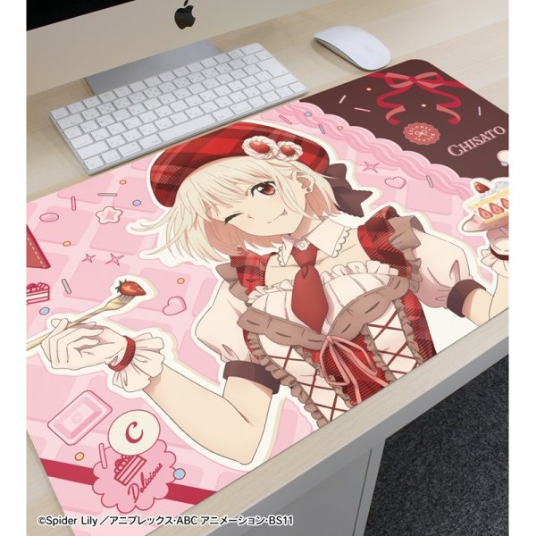 画像3:  【予約商品】  アルマビアンカ　TVアニメ「リコリス・リコイル」 描き下ろし 錦木千束 スイーツ衣装ver. マルチデスクマット 【26年6月上旬発売】 (3)