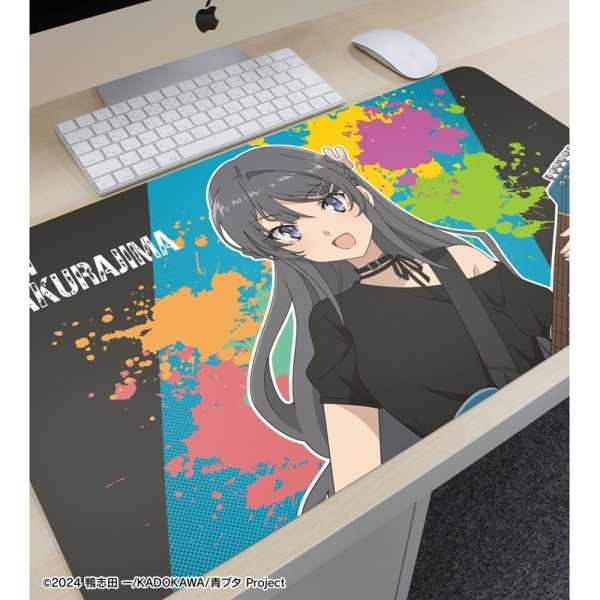 画像3:  【予約商品】  アルマビアンカ　「青春ブタ野郎」シリーズ 描き下ろし 桜島麻衣 ギター演奏ver. マルチデスクマット 【26年7月中旬発売】 (3)