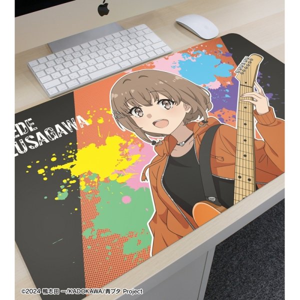 画像3:  【予約商品】  アルマビアンカ　「青春ブタ野郎」シリーズ 描き下ろし 梓川花楓 ギター演奏ver. マルチデスクマット 【26年7月中旬発売】 (3)
