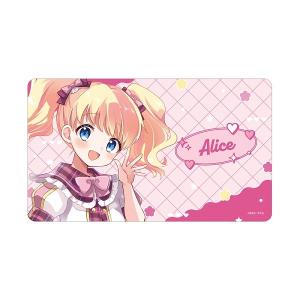 画像1:  【予約商品】  アルマビアンカ　きんいろモザイク 原悠衣先生 描き下ろし アリス・カータレット アイドル風衣装ver. マルチデスクマット 【26年7月中旬発売】 (1)