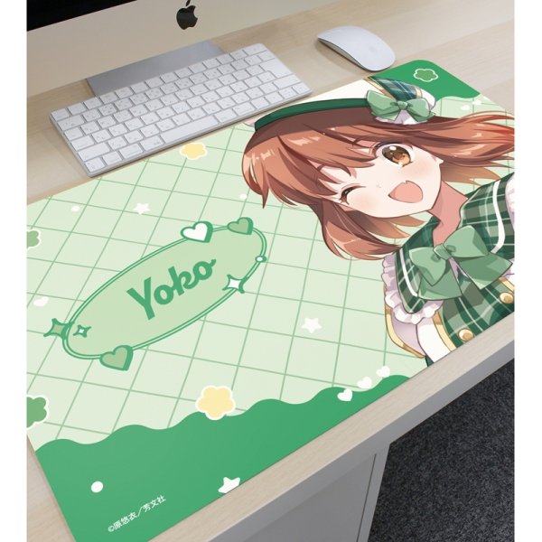 画像3:  【予約商品】  アルマビアンカ　きんいろモザイク 原悠衣先生 描き下ろし 猪熊陽子 アイドル風衣装ver. マルチデスクマット 【26年7月中旬発売】 (3)