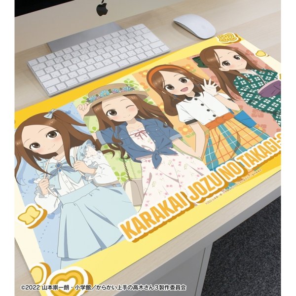 画像3:  【予約商品】  アルマビアンカ　からかい上手の高木さん 描き下ろし 高木さん 時代ファッションver. マルチデスクマット 【26年7月下旬発売】 (3)