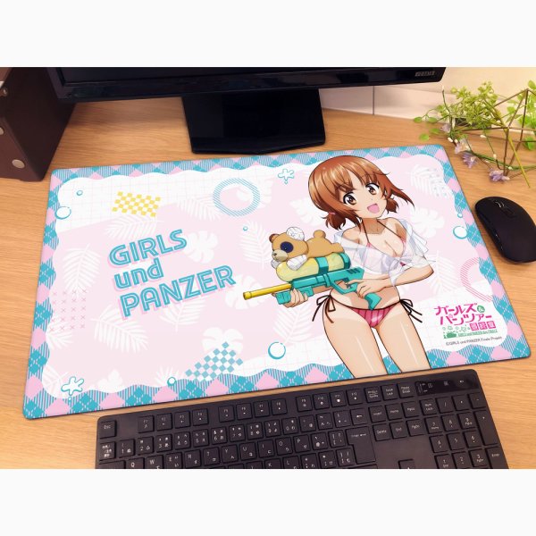 画像2:  【予約商品】  カーテン魂　ガールズ＆パンツァー 最終章　描き下ろしラバーマット（西住みほ／水鉄砲 日焼けVer.） 【26年8月下旬発売】 (2)