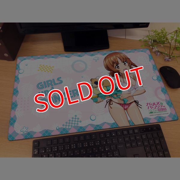 画像2:  【予約商品】  カーテン魂　ガールズ＆パンツァー 最終章　描き下ろしラバーマット（西住みほ／水鉄砲 日焼けVer.） 【26年8月下旬発売】 (2)