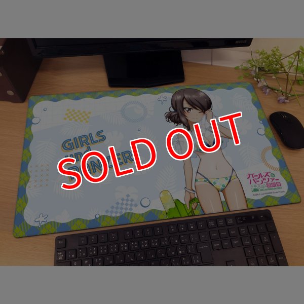 画像2:  【予約商品】  カーテン魂　ガールズ＆パンツァー 最終章　描き下ろしラバーマット（ミカ／水鉄砲 日焼けVer.） 【26年8月下旬発売】 (2)