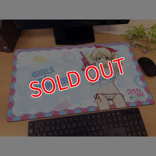画像2:  【予約商品】  カーテン魂　ガールズ＆パンツァー 最終章　描き下ろしラバーマット（ダージリン／水鉄砲 日焼けVer.） 【26年8月下旬発売】 (2)