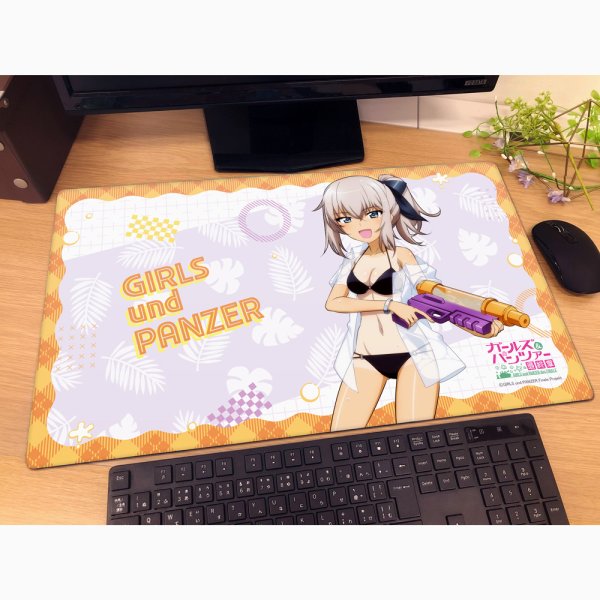 画像2:  【予約商品】  カーテン魂　ガールズ＆パンツァー 最終章　描き下ろしラバーマット（逸見エリカ／水鉄砲 日焼けVer.） 【26年8月下旬発売】 (2)
