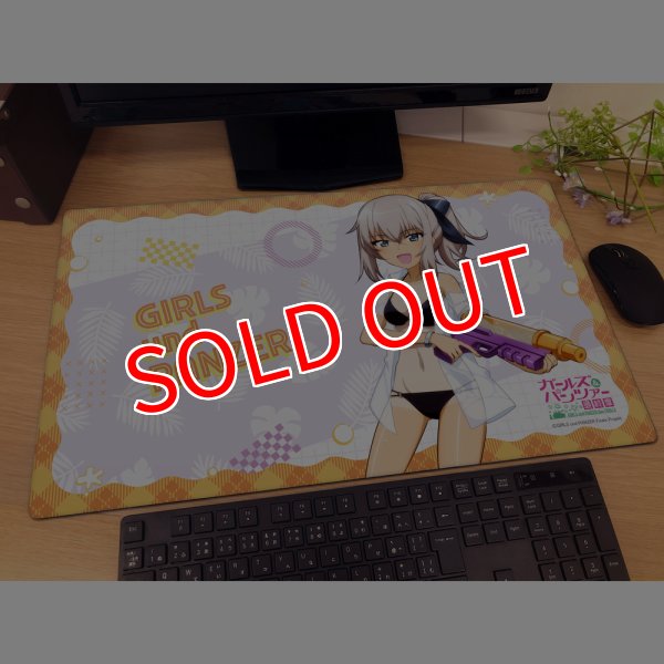 画像2:  【予約商品】  カーテン魂　ガールズ＆パンツァー 最終章　描き下ろしラバーマット（逸見エリカ／水鉄砲 日焼けVer.） 【26年8月下旬発売】 (2)