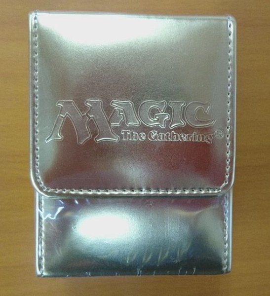 画像2:  【倉庫在庫】 MTG 非売品マグネット式デッキケース（金）    (2)
