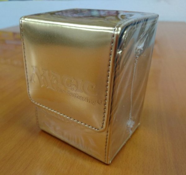 画像1:  【倉庫在庫】 MTG 非売品マグネット式デッキケース（金）    (1)