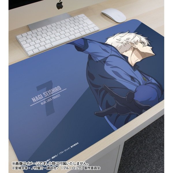 画像3:  【予約商品】  アルマビアンカ　TVアニメ『ブルーロック』 描き下ろし 凪 誠士郎 戦う背中×雨ver. マルチデスクマット 【26年9月中旬発売】 (3)