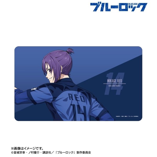 画像2:  【予約商品】  アルマビアンカ　TVアニメ『ブルーロック』 描き下ろし 御影 玲王 戦う背中×雨ver. マルチデスクマット 【26年9月中旬発売】 (2)