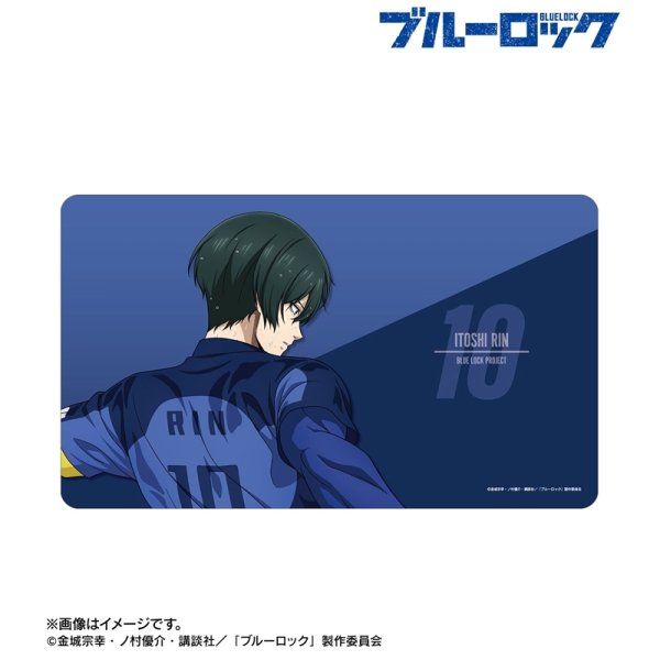 画像2:  【予約商品】  アルマビアンカ　TVアニメ『ブルーロック』 描き下ろし 糸師 凛 戦う背中×雨ver. マルチデスクマット 【26年9月中旬発売】 (2)
