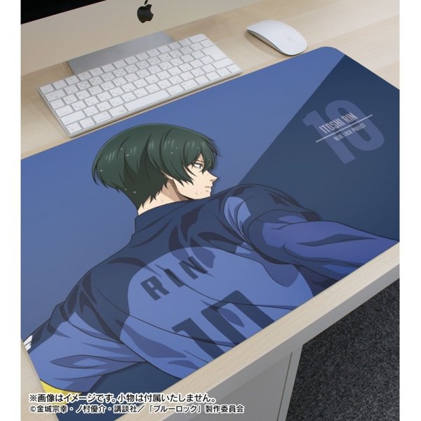 画像3:  【予約商品】  アルマビアンカ　TVアニメ『ブルーロック』 描き下ろし 糸師 凛 戦う背中×雨ver. マルチデスクマット 【26年9月中旬発売】 (3)