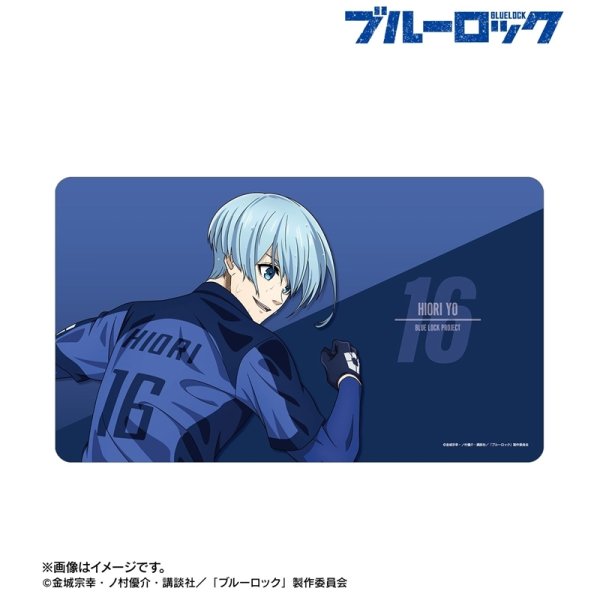 画像2:  【予約商品】  アルマビアンカ　TVアニメ『ブルーロック』 描き下ろし 氷織 羊 戦う背中×雨ver. マルチデスクマット 【26年9月中旬発売】 (2)