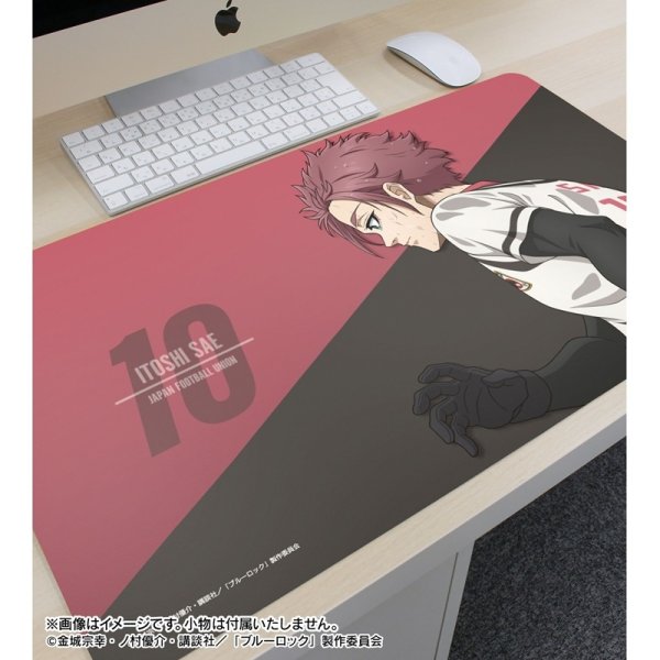 画像3:  【予約商品】  アルマビアンカ　TVアニメ『ブルーロック』 描き下ろし 糸師 冴 戦う背中×雨ver. マルチデスクマット 【26年9月中旬発売】 (3)