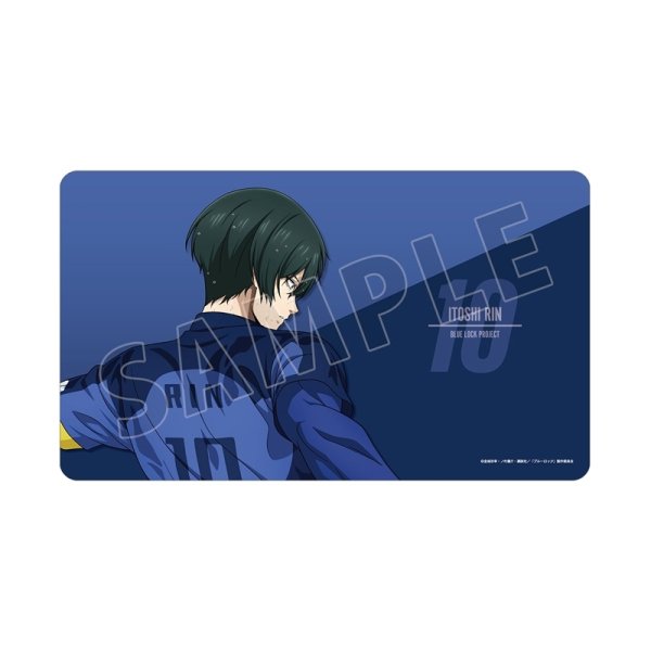 画像1:  【予約商品】  アルマビアンカ　TVアニメ『ブルーロック』 描き下ろし 糸師 凛 戦う背中×雨ver. マルチデスクマット 【26年9月中旬発売】 (1)