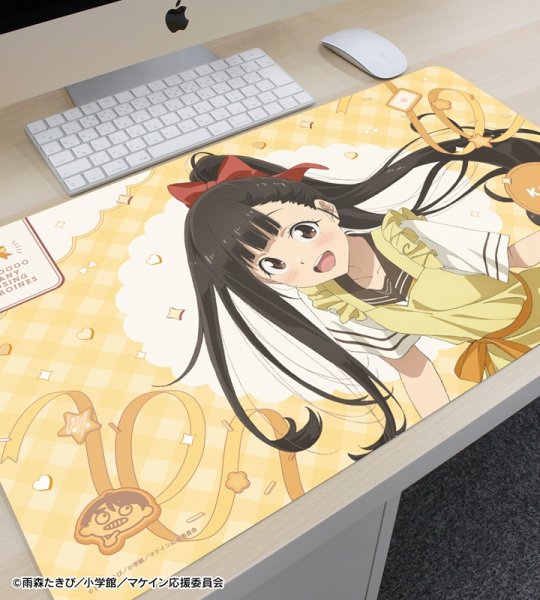 画像3:  【予約商品】  アルマビアンカ　TVアニメ『負けヒロインが多すぎる！』 描き下ろし 温水 佳樹 制服エプロンver. マルチデスクマット 【26年9月下旬発売】 (3)
