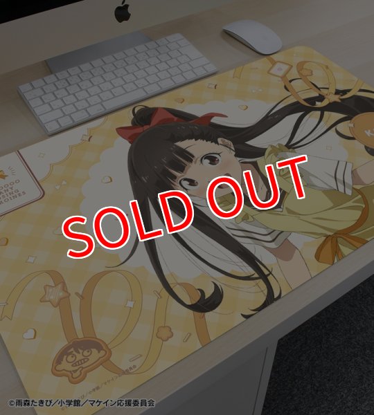 画像3:  【予約商品】  アルマビアンカ　TVアニメ『負けヒロインが多すぎる！』 描き下ろし 温水 佳樹 制服エプロンver. マルチデスクマット 【26年9月下旬発売】 (3)