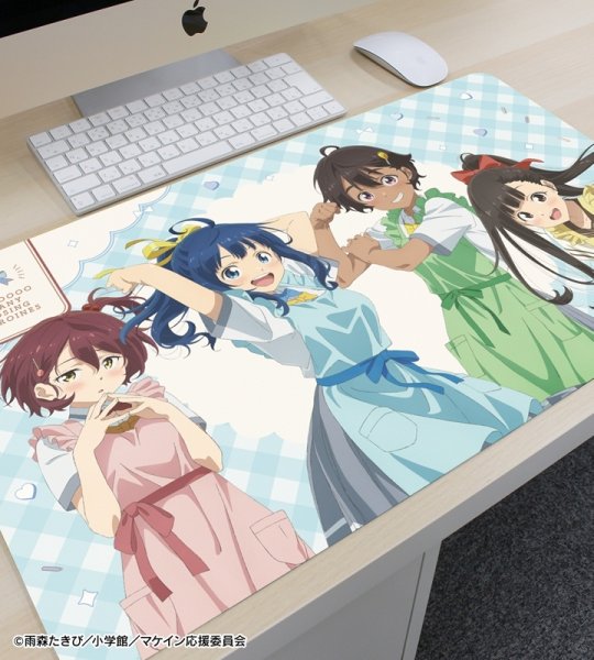 画像3:  【予約商品】  アルマビアンカ　TVアニメ『負けヒロインが多すぎる！』 描き下ろし 集合 制服エプロンver. マルチデスクマット 【26年9月下旬発売】 (3)