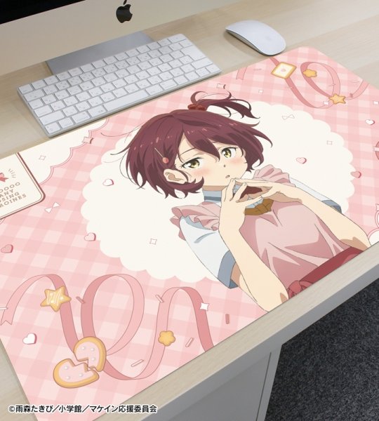 画像3:  【予約商品】  アルマビアンカ　TVアニメ『負けヒロインが多すぎる！』 描き下ろし 小鞠 知花 制服エプロンver. マルチデスクマット 【26年9月下旬発売】 (3)